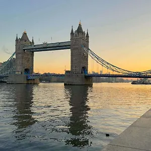 https://apt-studio-e1w-2qn.cambridgehotelsuk.com